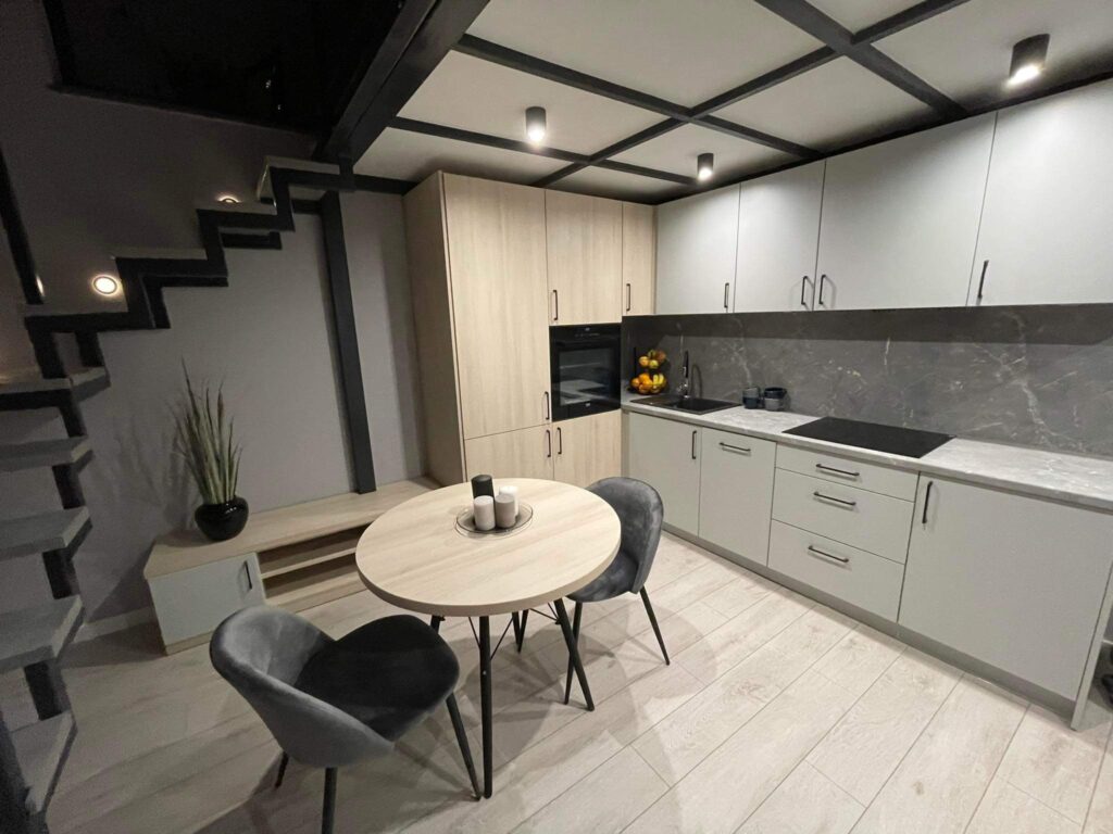 Mazaro rent - wnętrze mieszkania z kuchnią